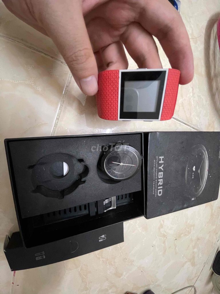 2 đồng hồ hybrid và fitbit versa ko rõ tình trạng