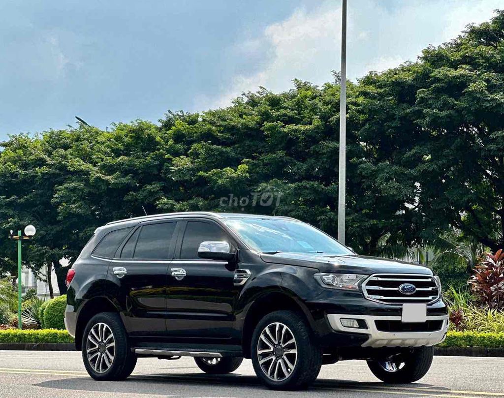 Ford Everest 2019 Titanium 2 cầu màu đen