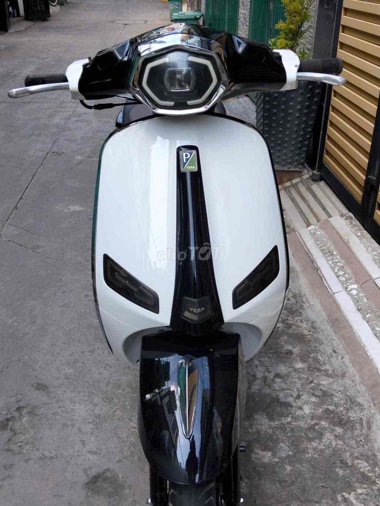 Белый и черный скутер 50cc для школьников