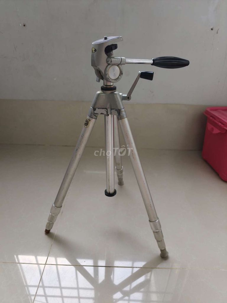 Chân máy ảnh Kim loại Bạc. Mua bán Máy ảnh, Máy quay tại Thành phố Long Xuyên An Giang được đăng bởi Nhựt hình 1