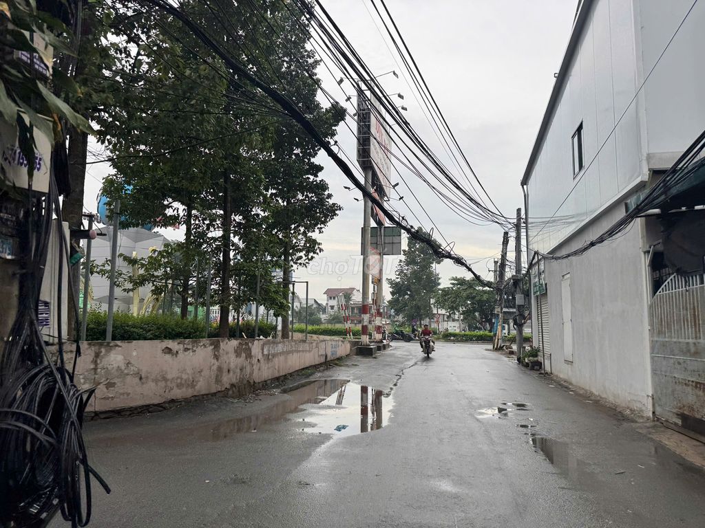Đất ngay cổng chào BD cũ sau bệnh viện Hạnh Phúc -cách Quốc Lộ 13 150m
