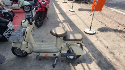 Xe máy điện Yadea i8 2025 Kem (còn mới lắm)