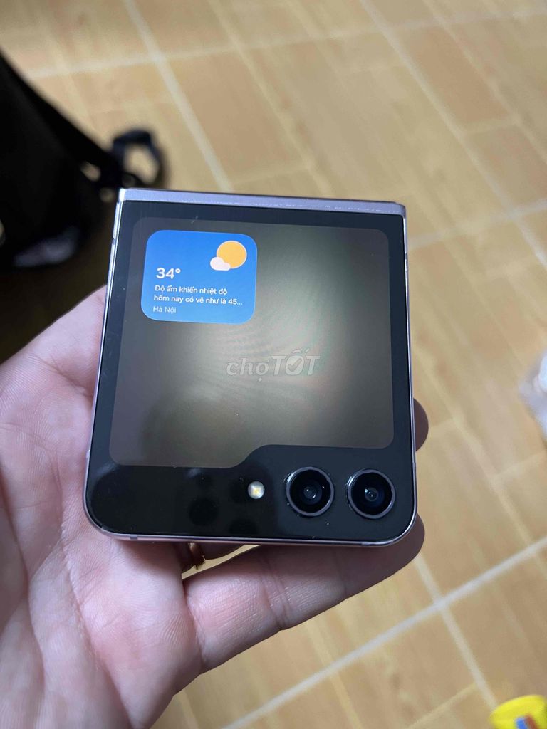 Samsung Z Flip 512GB bán hiếm bị sọc như hình. Mua bán Điện thoại tại Quận Cái Răng Cần Thơ được đăng bởi Được hình 1