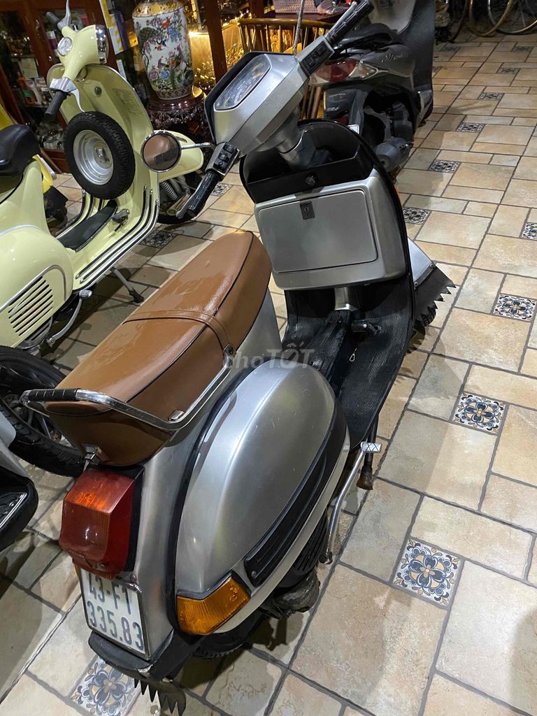 Серебристый Piaggio Vespa