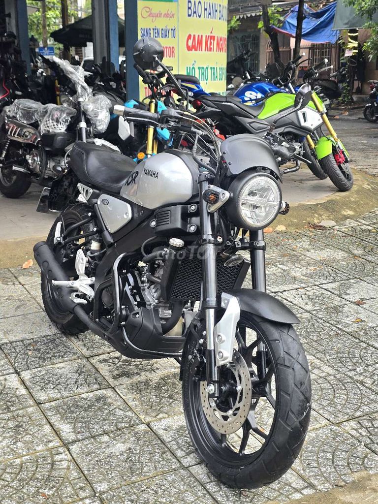 Yamaha XSR155 серебристый, мотоцикл большого объёма