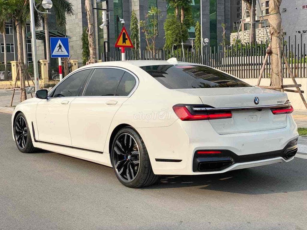BMW 740Li белый 5-местный бензин
