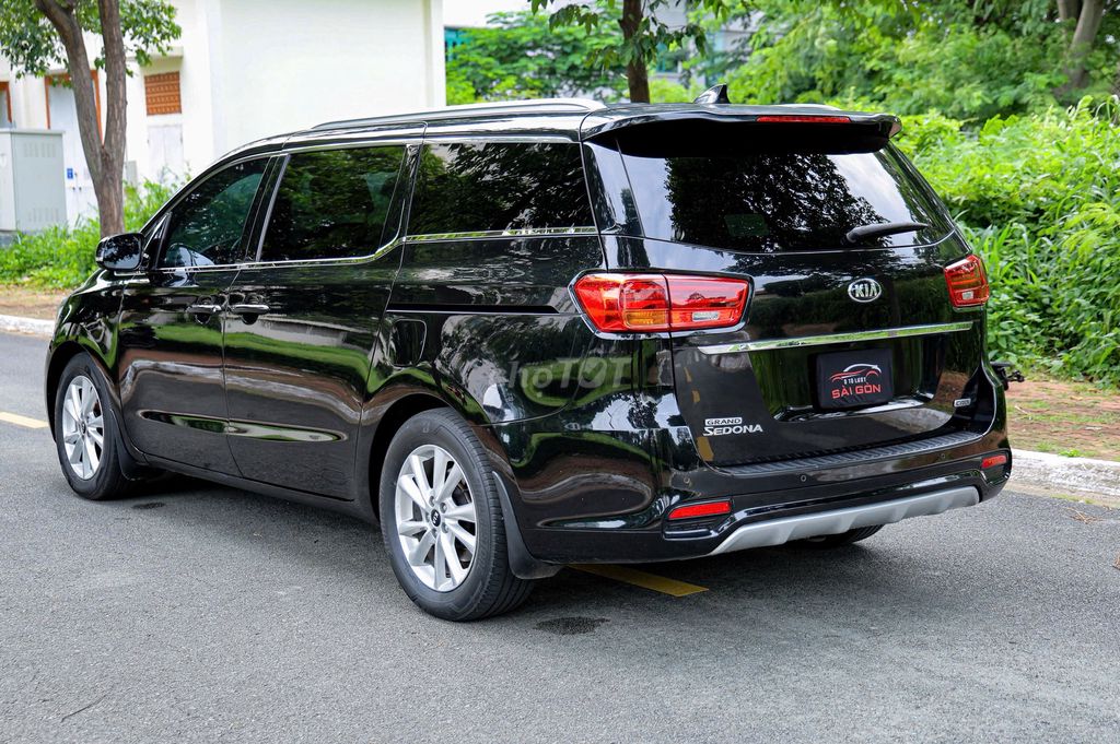 Kia Sedona 2019 90 000 км Черный