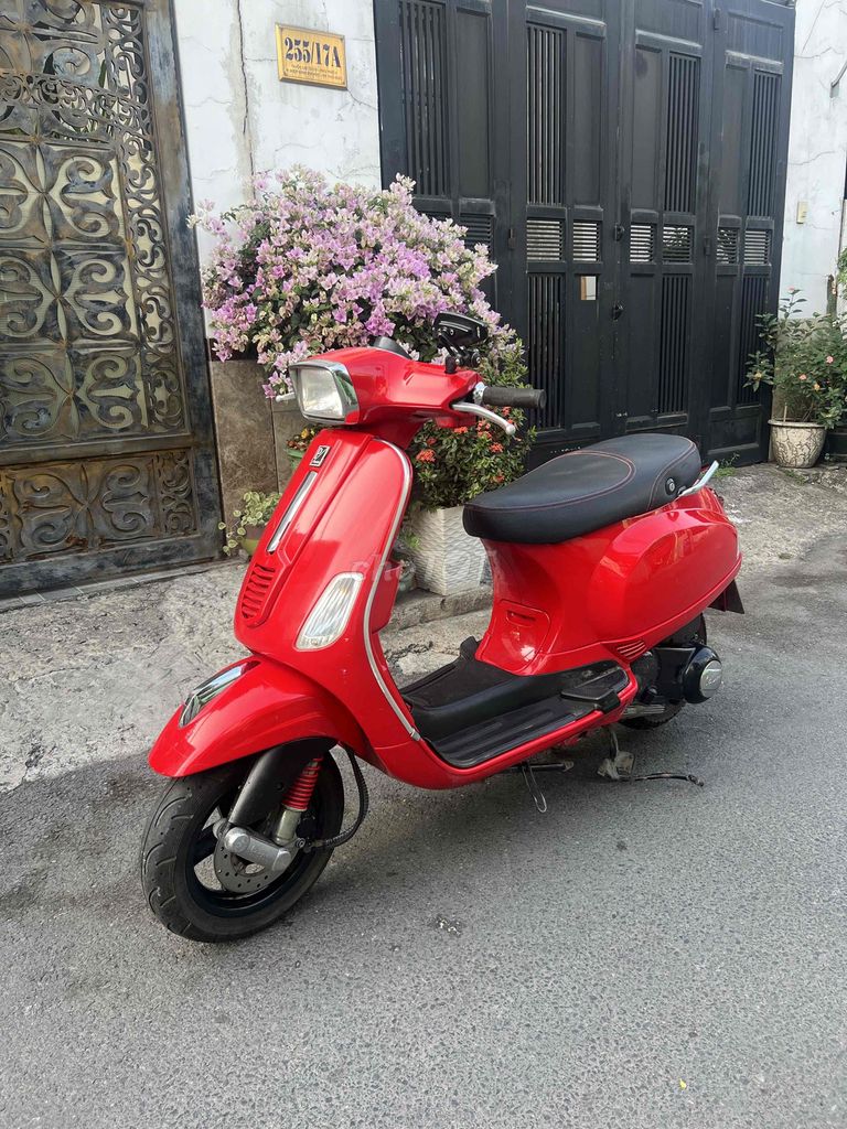 Автомобиль Piaggio Vespa 2011 Red Fi хороший и тихий, хорошая цена