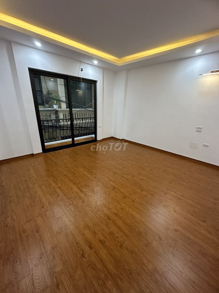 Cho thuê nhà mới tinh Lạc Long Quân: 40m2, 6 tầng, 19tr