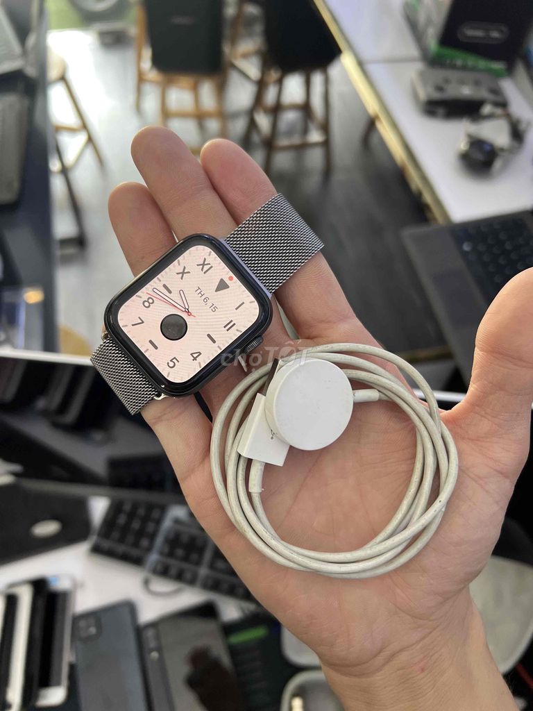 Apple Watch Series 4 44mm Xám. Mua bán Thiết bị đeo thông minh tại Thành phố Thủ Dầu Một Bình Dương được đăng bởi Ngọc Tây Tech hình 1