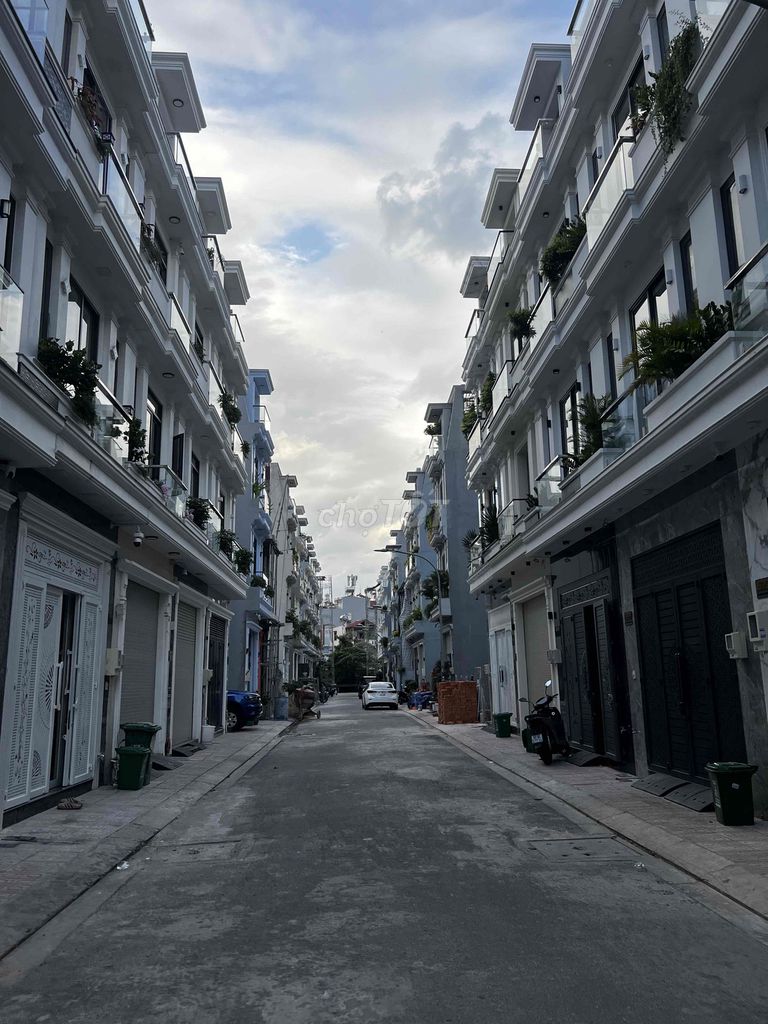 Giá 11 tỷ 800 triệu  Bán căn nhà đang cho thuê  Thu nhập 25 triệu 1 th
