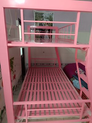 Giường sắt tầng hộp vuông mẫu lệch màu hồng xinh