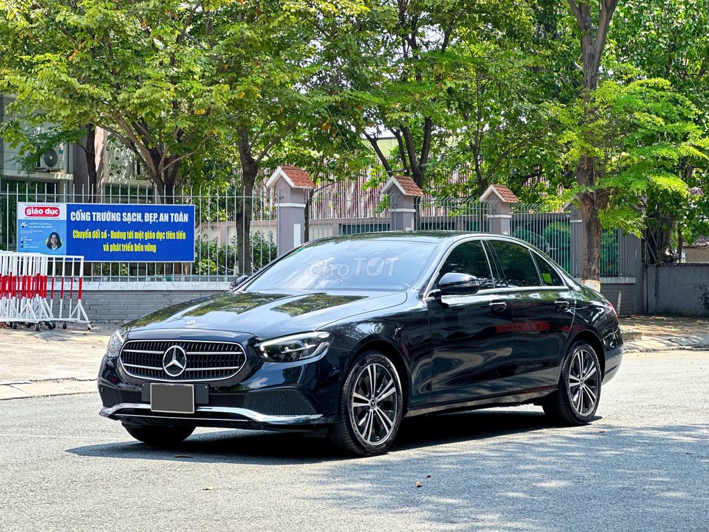 Mercedes E180 Model 2022 lướt nội thất Nâu cực HOT