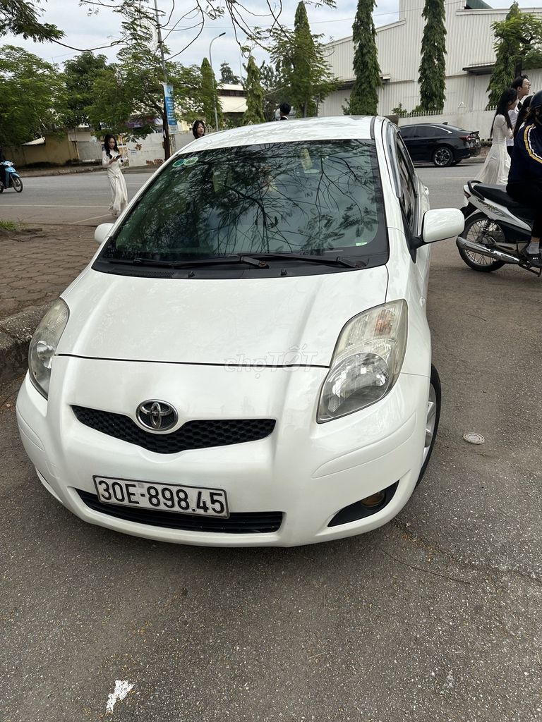 Toyota Yaris trắng ngọc trai số tự động. Mua bán Ô tô tại Quận Long Biên Hà Nội được đăng bởi Nguyễn Lưu hình 3