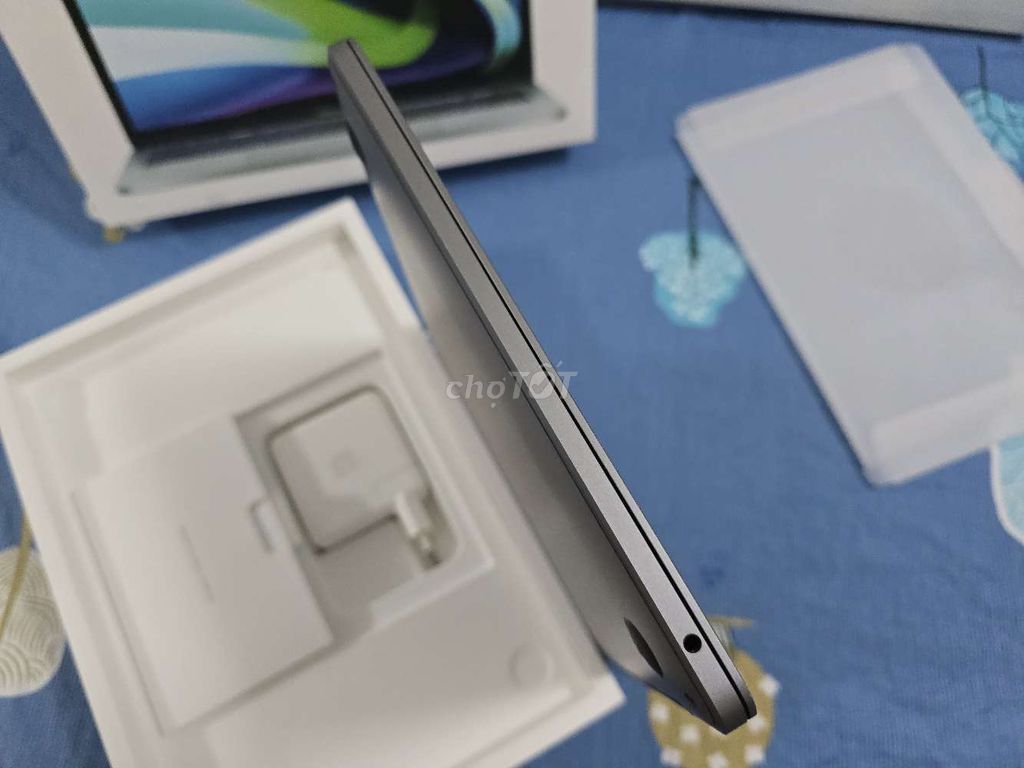 Macbook pro M2 đẹp 99% fullbox mới xạc 67 lần