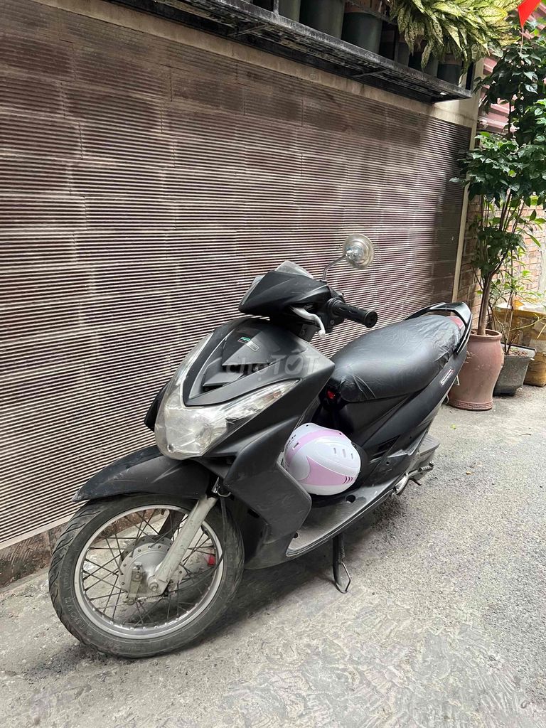 Черный скутер Yamaha