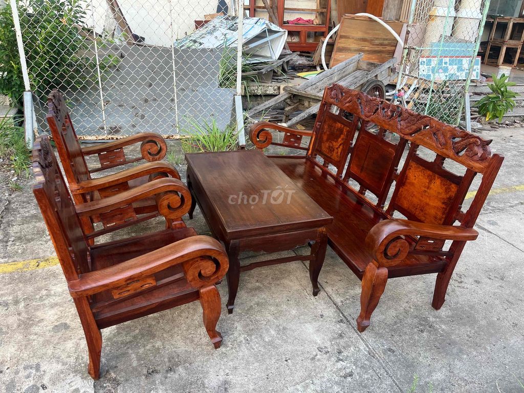 bộ salong tay cuốn xưa gỗ Nu Bênh hiếm ván dầy. Mua bán Bàn ghế tại Thành phố Sóc Trăng Sóc Trăng được đăng bởi  Đồ Cũ Phú Quý Sóc Trăng hình 1