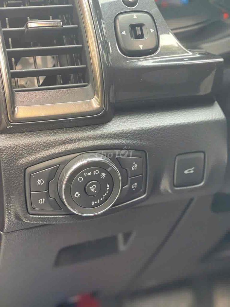 Ford Everest Titanium 2.0L 4x4 sx 2021 màu đỏ. Mua bán Ô tô tại Quận Cầu Giấy Hà Nội được đăng bởi Cao Quý hình 9