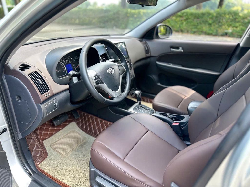 Серебряное кожаное сиденье Hyundai i30 1.6CW 2011