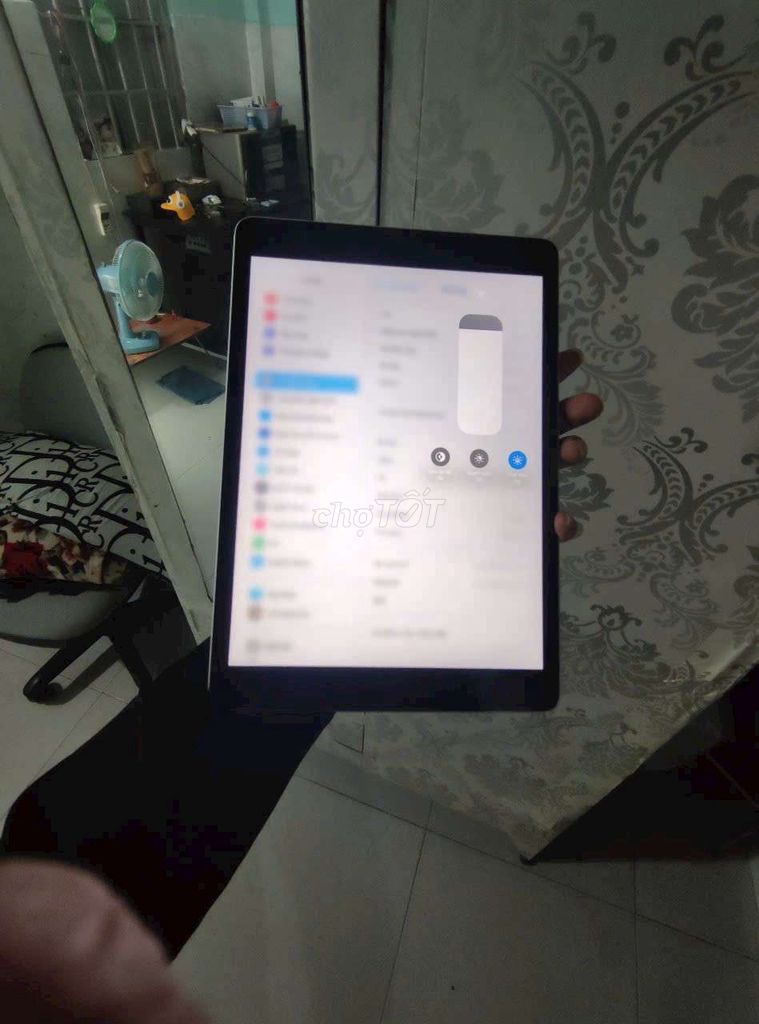 Cần bán ipad gen9 zin nguyên full ios15.4