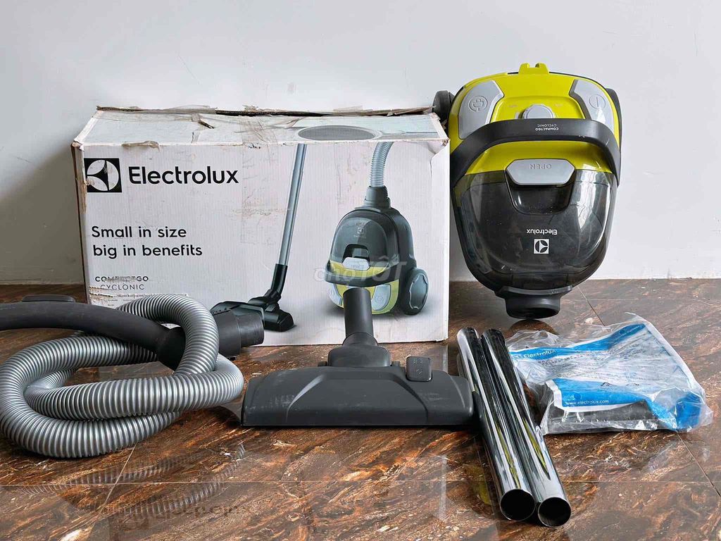 Máy hút bụi Electrolux CompactGo Cyclonic Vàng Đen. Mua bán Nội thất, đồ gia dụng khác tại Thành phố Buôn Ma Thuột Đắk Lắk được đăng bởi Nguyễn Duy hình 1