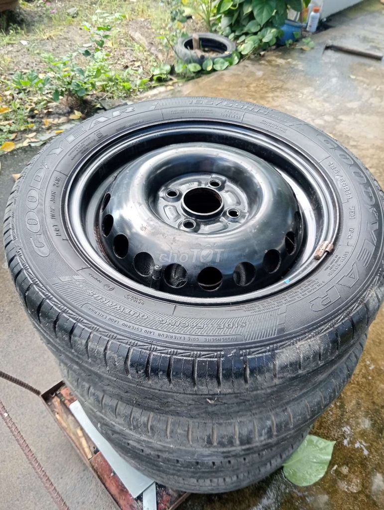 Bốn năm lớp 165 65 16. Mua bán Phụ tùng xe tại Thị xã Gò Công Tiền Giang được đăng bởi Đinh Hoàng Vân hình 1