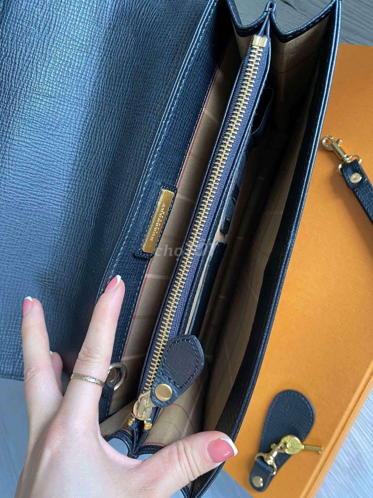 Clutch BurBerry da bò khoá gold  đẹp thu #3,5tr.