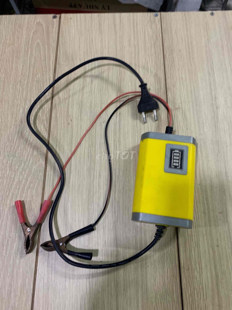 Sạc ắc quy ô tô màu vàng. Mua bán Phụ tùng xe tại Thành phố Bà Rịa Bà Rịa - Vũng Tàu được đăng bởi Tam hình 2