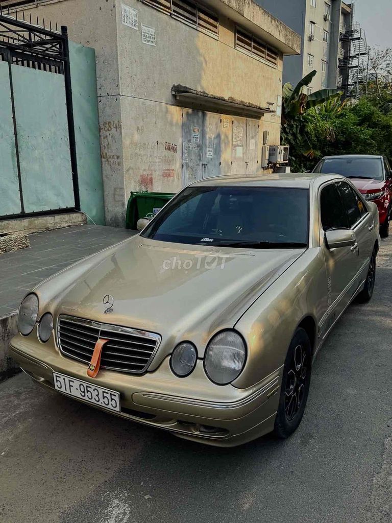 Мерседес E240 W210 2001 Золотой песок