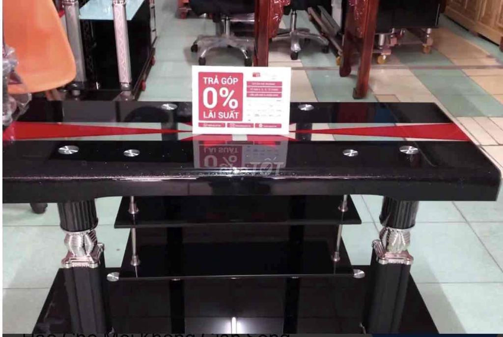 Bàn trà mặt kính chân kim loại đen đỏ. Mua bán Bàn ghế tại Huyện Trảng Bom Đồng Nai được đăng bởi hoangg anh hình 1