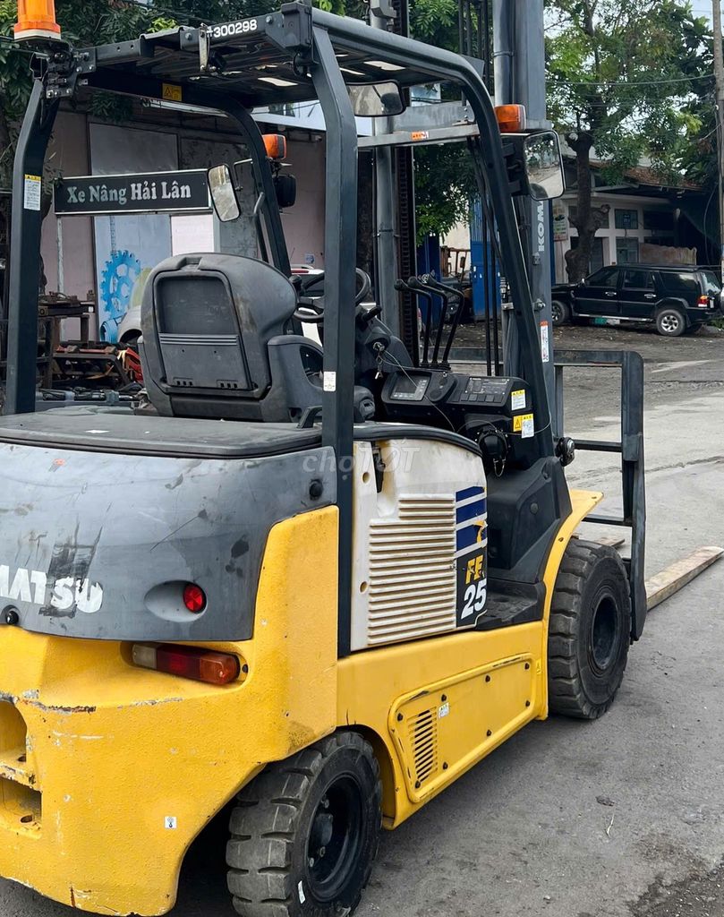 Xe nâng điện KOMATSU lật đổ 2.5T