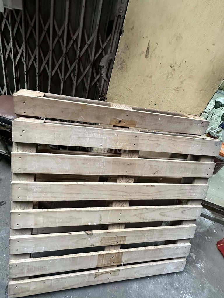 Palet vuông gỗ chắc chắn, còn mới, dùng tốt. Mua bán Giường, chăn ga gối nệm tại Quận Hoàng Mai Hà Nội được đăng bởi Đxlộc hình 1