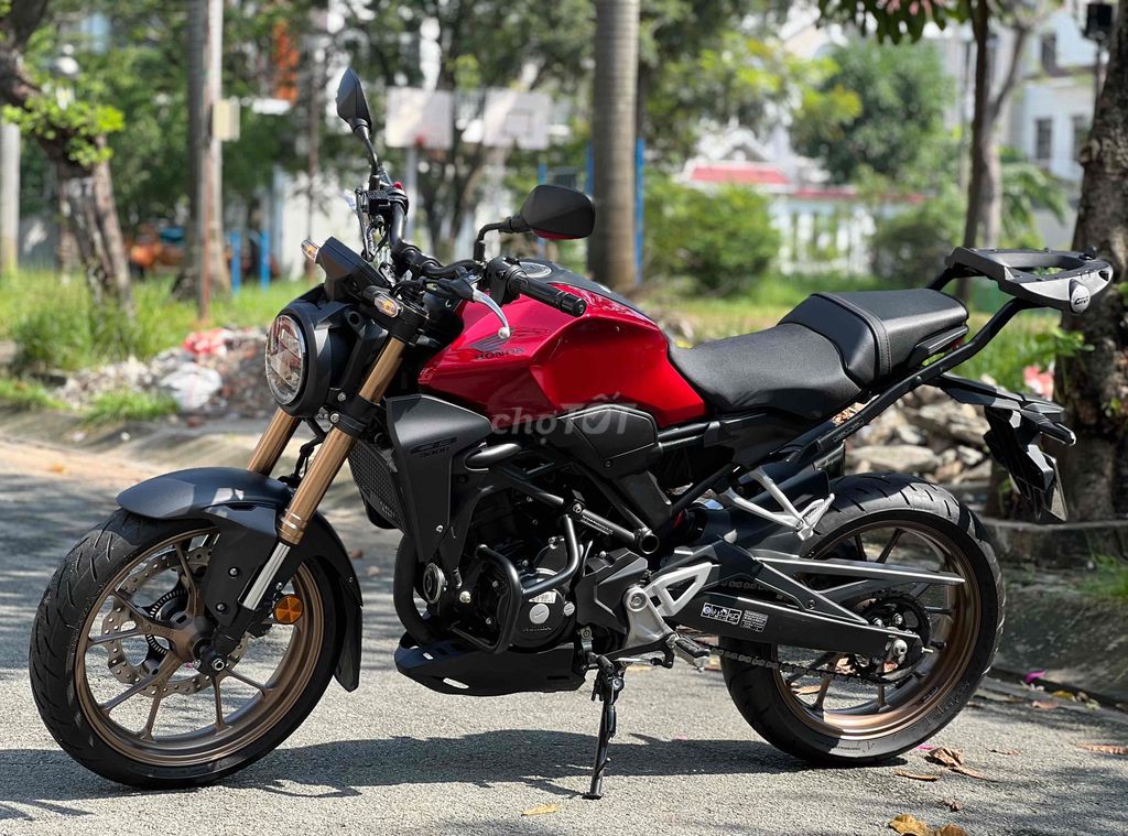 Honda CB300R 2022, красный, черный, 6,200 км, с обменом автомобилей.