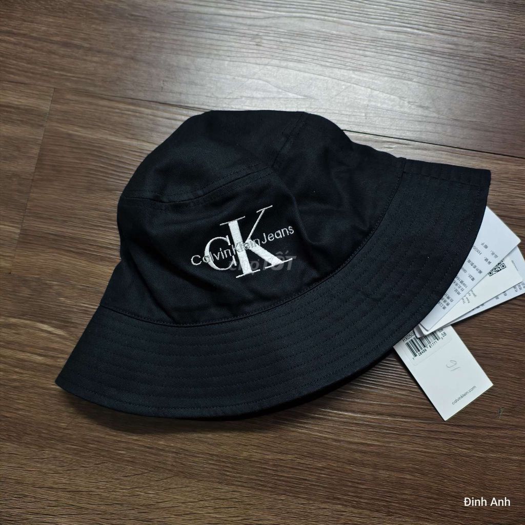 Nón tai bèo Calvin Klein Jeans Đen. Mua bán Phụ kiện thời trang khác tại Quận 4 Tp Hồ Chí Minh được đăng bởi Anh Đinh hình 1