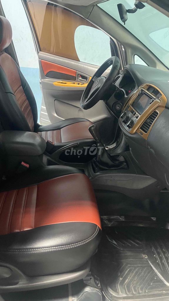 Toyota Innova J 2012 Bạc