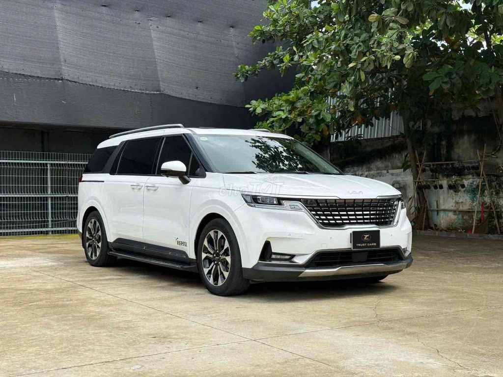 KIA Carnival Signature 2023 7-местный белый 77 000 км