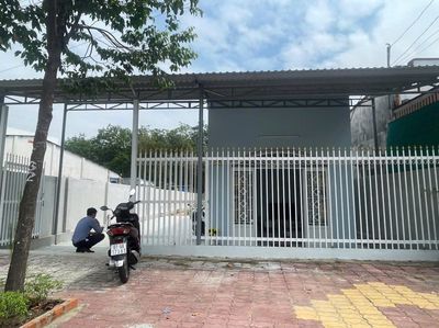 Bán 200m2 đất sẳn nhà cấp 4, gần chợ hưng long, chỉ 650 triệu. Mua bán đất tại Huyện Bình Chánh Tp Hồ Chí Minh được đăng bởi cương tran