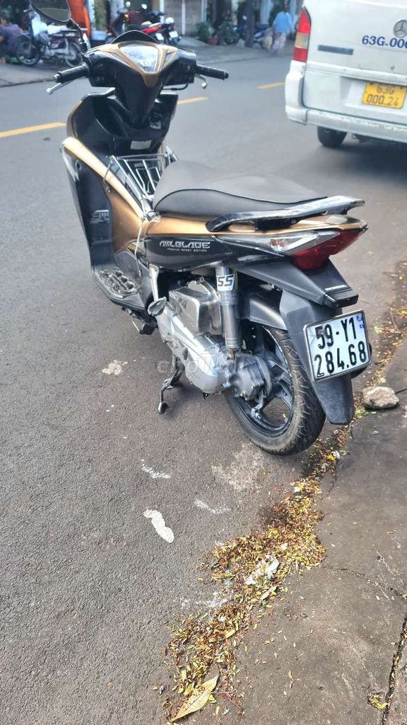 Honda Air Blade 2012 FI Đen Vàng đồng. Mua bán Xe máy tại Quận 11 Tp Hồ Chí Minh được đăng bởi CỬA HÀNG XE MÁY LONG HỔ hình 3