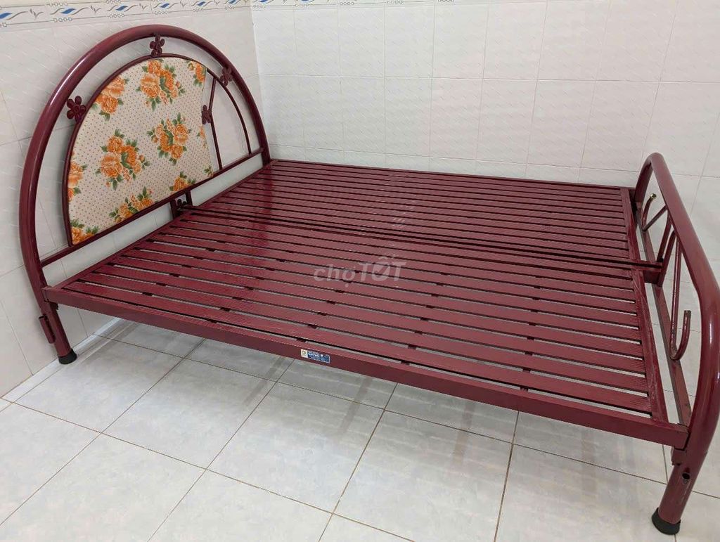 GIƯỜNG SẮT MÀU ĐỎ 1M8X2M CÒN MỚI