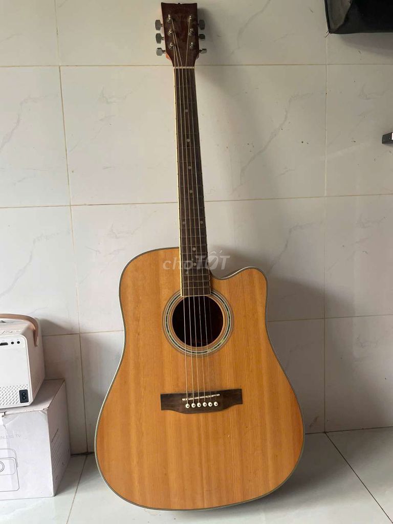 Cần bán đàn Guitar còn rất đẹp, sử dụng tốt