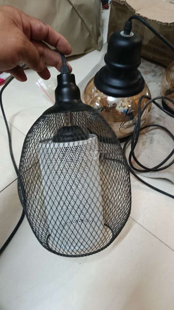 Đèn lưới kim loại màu đen đã sử dụng. Mua bán Đèn tại Quận Bình Thạnh Tp Hồ Chí Minh được đăng bởi Thanh Sang hình 1