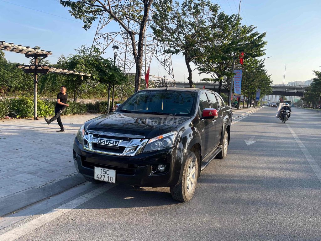 Isuzu Dmax 2013 số at máy 3.0 xe đẹp chất cho ae. Mua bán Ô tô tại Quận Ba Đình Hà Nội được đăng bởi lê phi hình 4