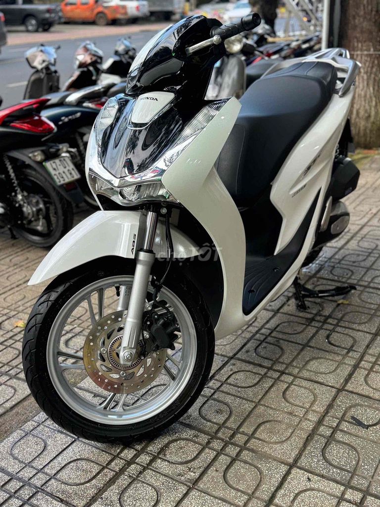 Sh 08/2025 (160cc _ABS) 1k km mới 99%  chủ phố. Mua bán Xe máy tại Thành phố Buôn Ma Thuột Đắk Lắk được đăng bởi Ngô quốc Việt  hình 1