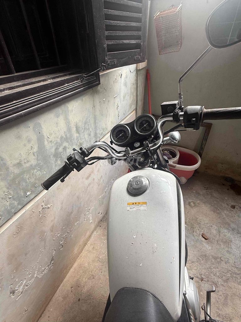 Белый классический мотоцикл Yamaha SR125