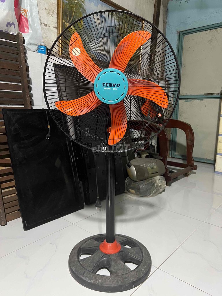 Chiếc quạt đứng hiệu senko còn tốt