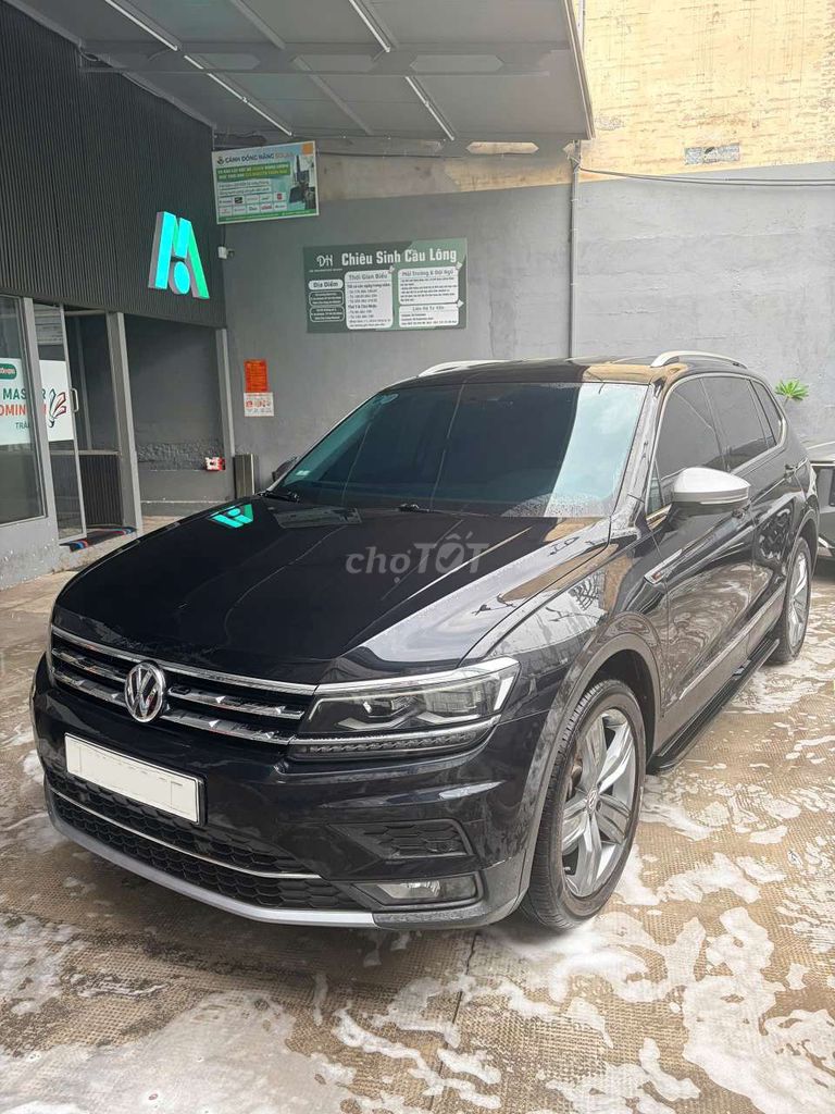 Фольксваген Тигуан 2018 черный автомат
