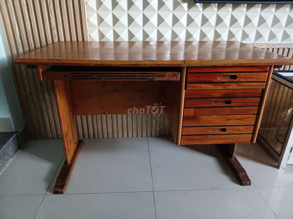 Bàn làm việc gỗ màu Nâu. Mua bán Bàn ghế tại Quận Thanh Khê Đà Nẵng được đăng bởi Anh Duy Lê hình 1