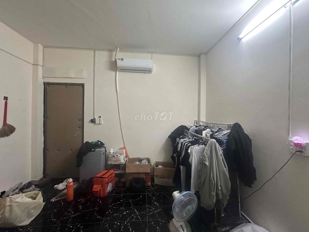 Mình cần pass phòng Giá 2tr8 cọc 1 tháng  dv 150   nước 100k/nguoi   x
