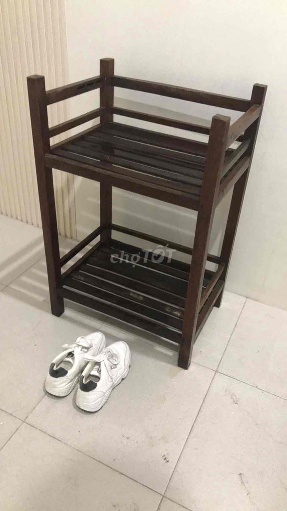 Kệ giày dép gỗ thật Nâu. Mua bán Tủ, kệ gia đình tại Quận Hải Châu Đà Nẵng được đăng bởi Nguyễn xuân tuấn hình 1