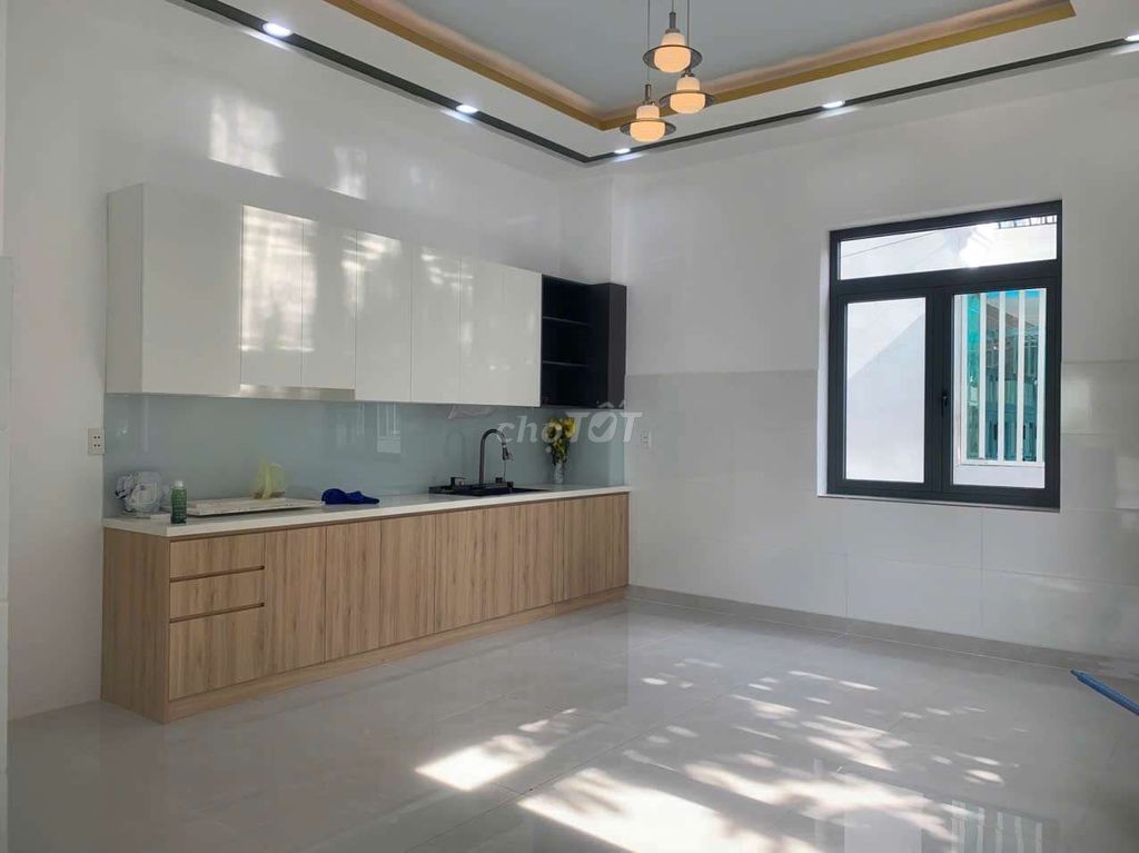 Căn góc 2 mặt tiền 200m2, 4 phòng ngủ, KDC Hoàng Nam 5, Tân Bình Dĩ An